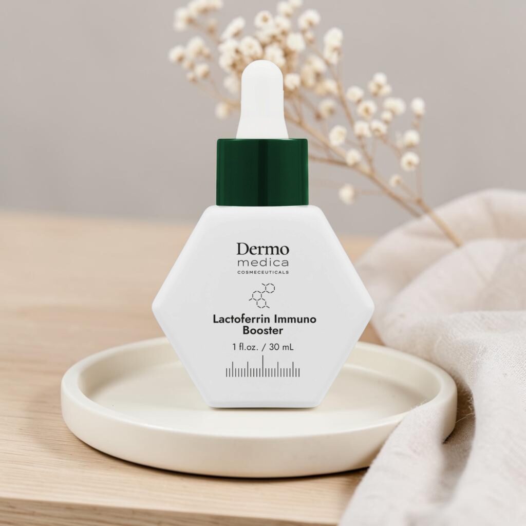 Dermomedica Lactoferrin Immuno Booster na ceramicznej podstawce, w tle len i suszone kwiaty