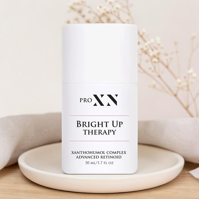 Pro XN Bright Up Therapy 50 ml na ceramicznej podstawce, w tle len i suszone kwiaty